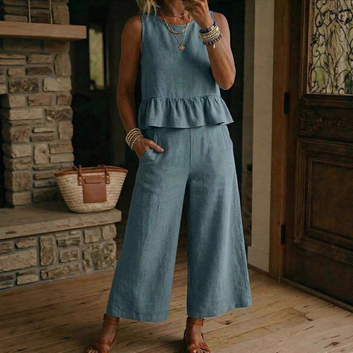 Ensemble Apolline, débardeur à volant et pantalon court, porté par une mannequin, plan pied