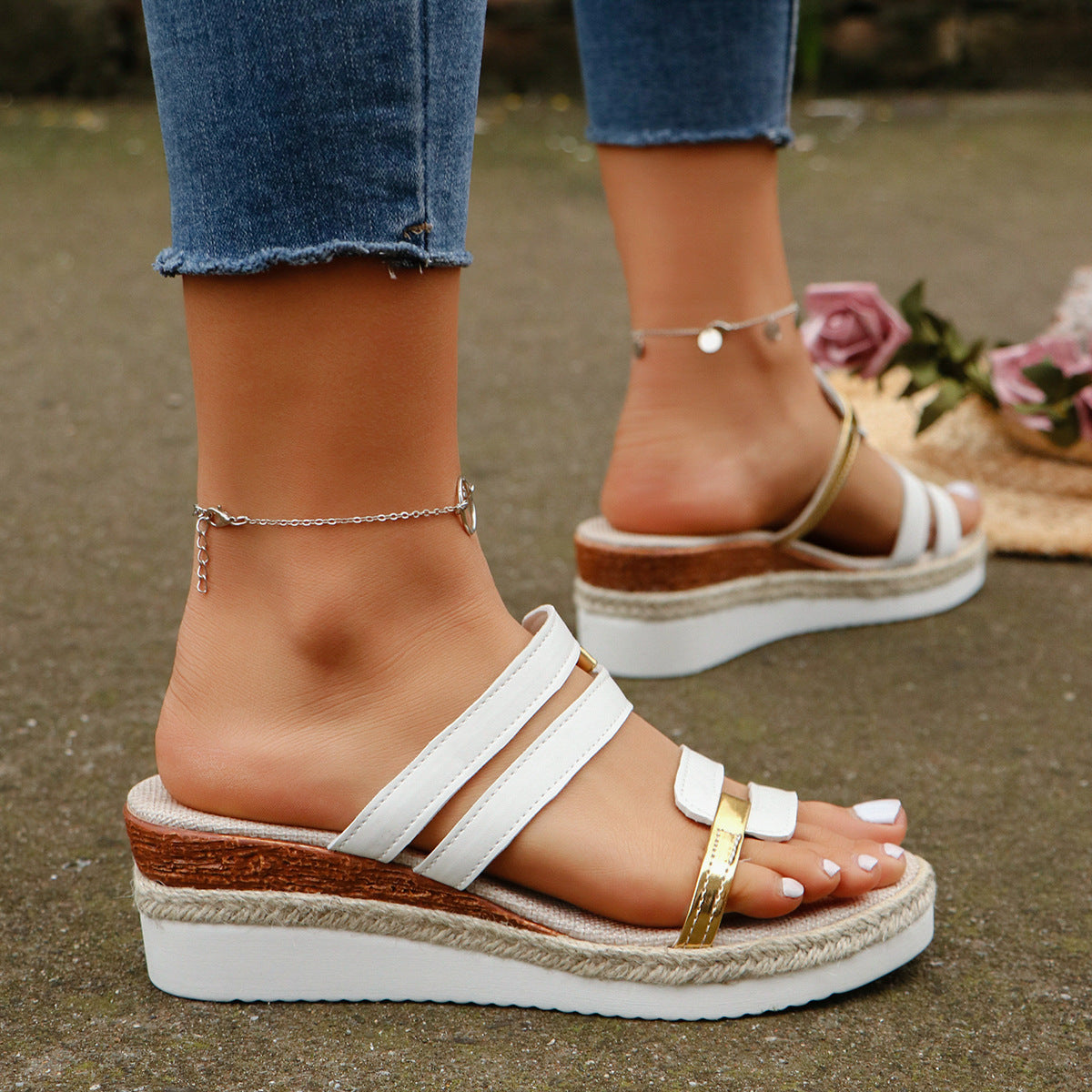 Sandales compensées Nina à brides color-block, bout ouvert, talon effet jute, vue produit
