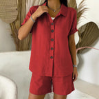 Ensemble Adèle deux pièces, chemise et short, mannequin de trois quarts en studio