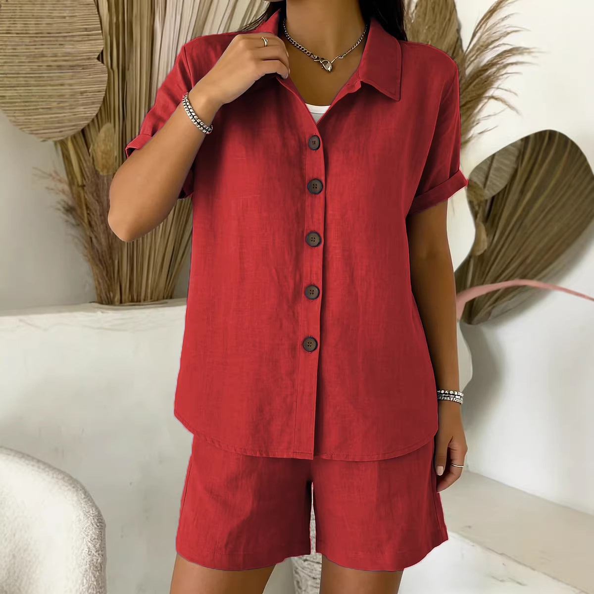 Ensemble Adèle deux pièces, chemise et short, mannequin de trois quarts en studio