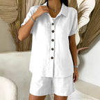 Ensemble Adèle, chemise boutonnée manches courtes et short assorti, porté par une mannequin, plan pied